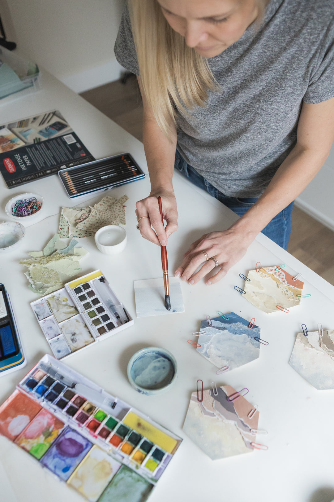 Artist Whitney Alyssa is demonstrating how she uses watercolor on cotton paper.
